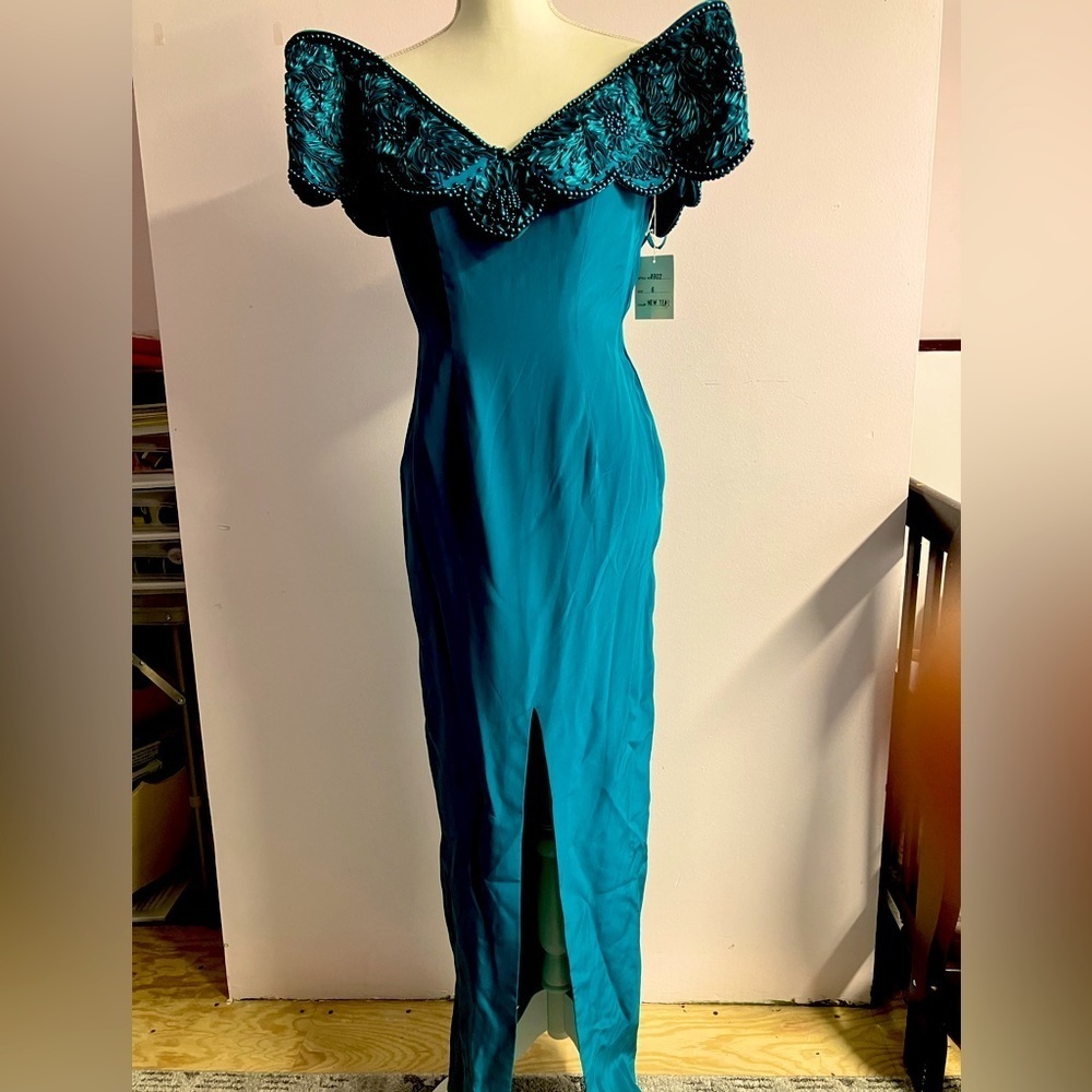 Alyce Women’s Prom/Formal Dress/Gown, Size 6, Silk, Off- Shoulder, Teal